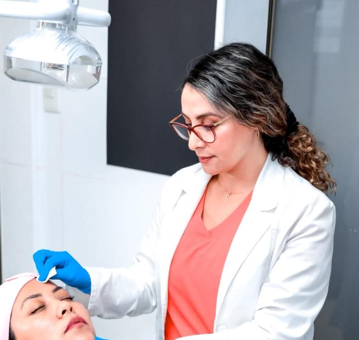 Dra. Carmen Gloria Torres realizando evaluación facial en su consulta en Arica